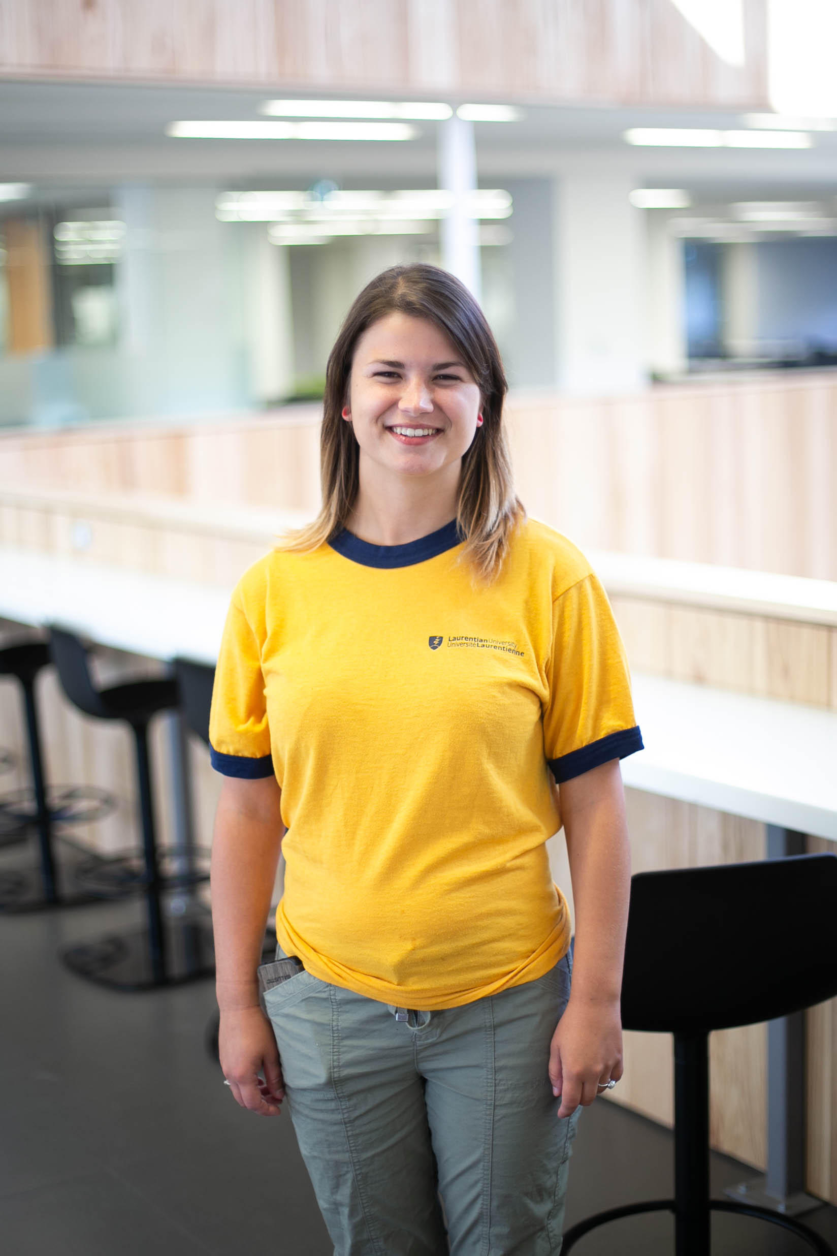 Emma-Lee Larose est souriante sur le campus 